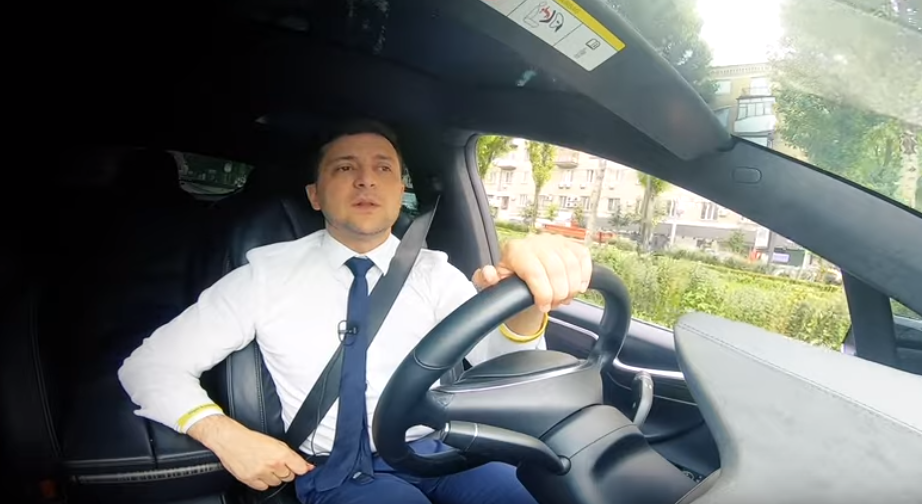Зеленський записав звернення до українців за кермом дороговартісної Tesla
