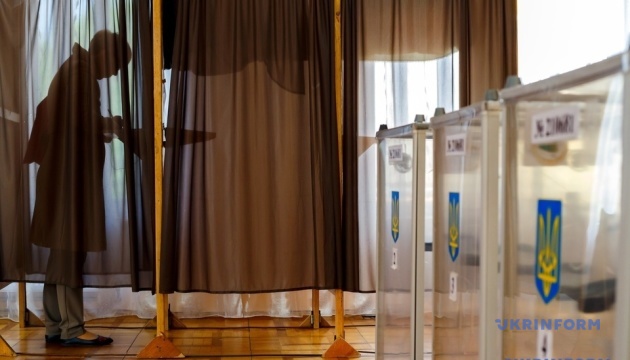 На деяких дільницях Львівщини бракує скриньок для голосування