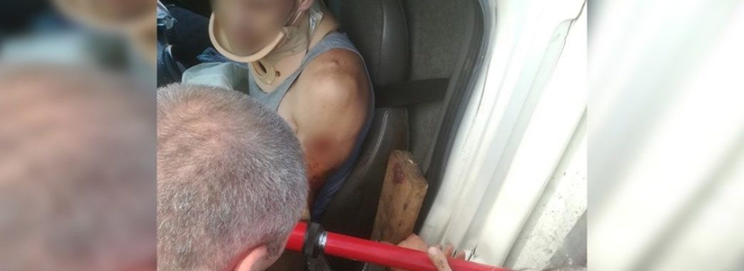 На Бущині внаслідок ДТП водія затисло в салоні авто