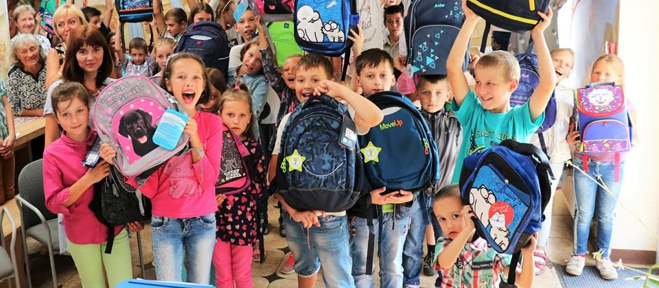 У Дрогобичі збирають шкільні портфелі для першокласників з кризових сімей