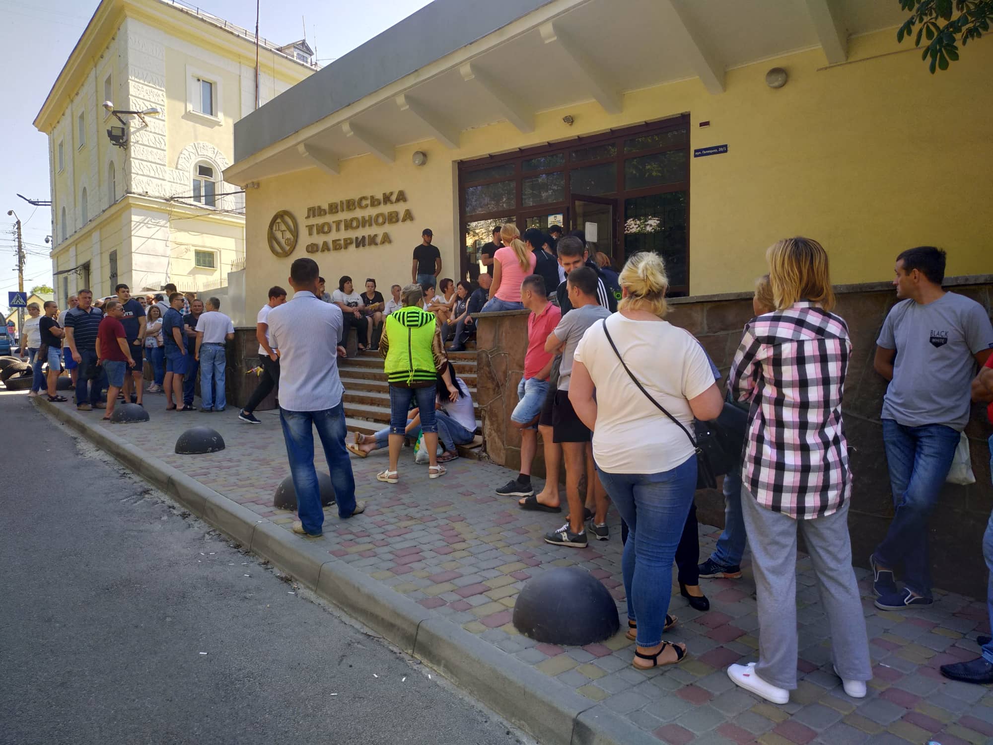 Працівників тютюнової фабрики у Винниках не пускають на роботу