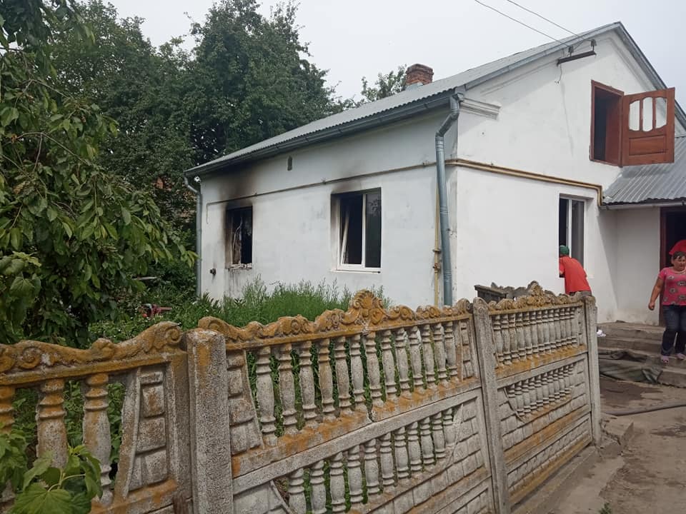 «Сьогодні діти не мали в чому до церкви піти»: погорільцям з Жовківщини потрібна допомога