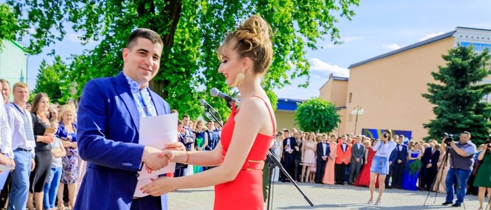 Павло Бакунець вручив яворівським випускникам грошову винагороду