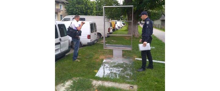 Невідомі розбивають сітілайти і крадуть банери Тараса Чолія