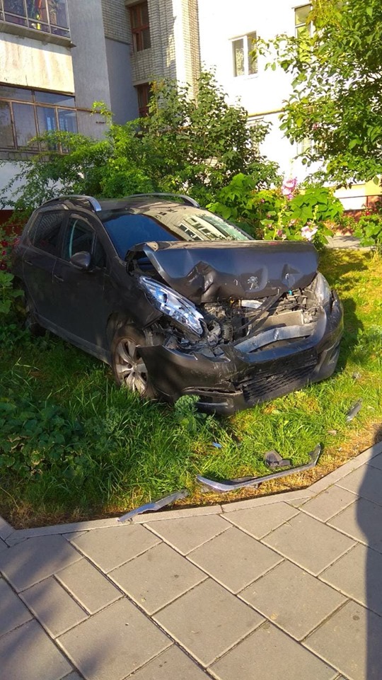 У Львові чоловік зігнав злість на автомобілі дружини