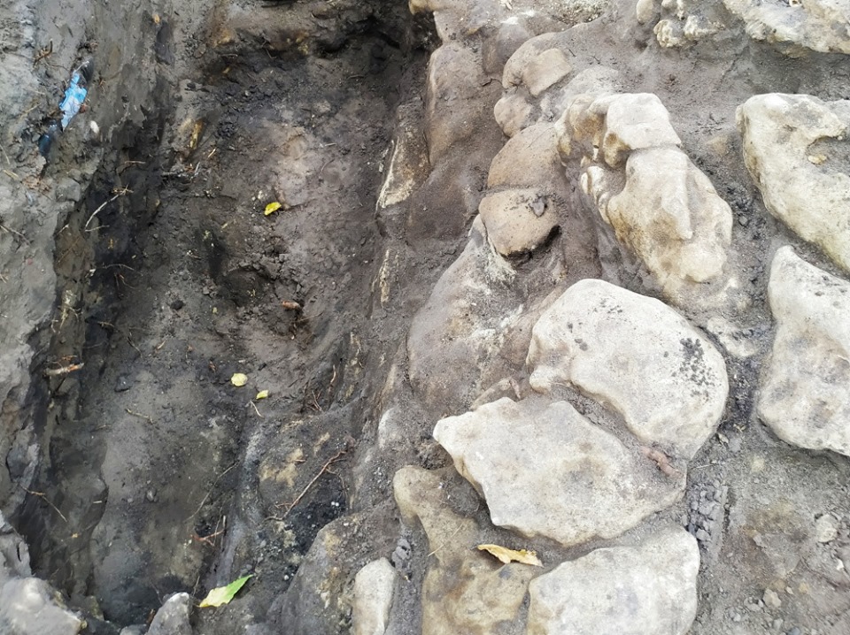 Біля Винник знайшли амфору, якій 5 тисяч років