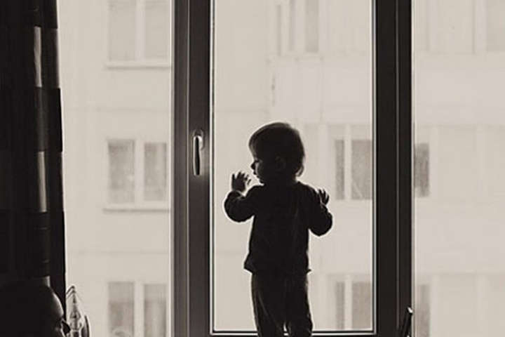 У Сокалі з четвертого поверху випав трирічний хлопчик