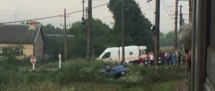 На Самбірщині потяг зіткнувся з автомобілем, у якому їхало молоде подружжя: чоловік загинув на місці