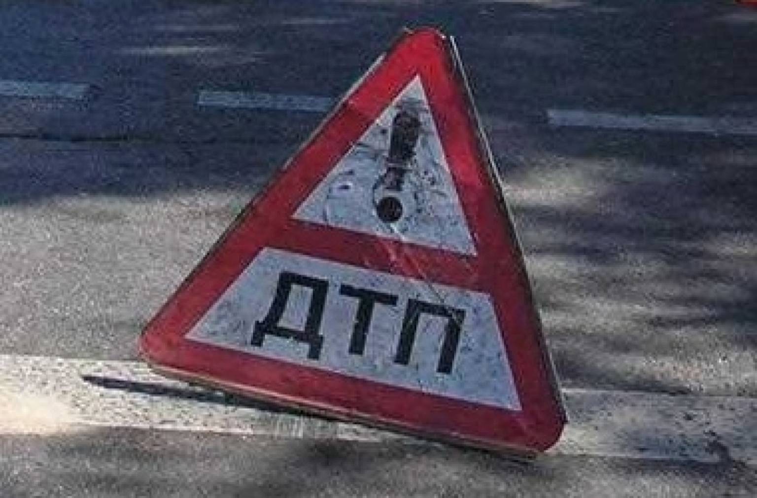 На Пустомитівщині елітний легковик злетів у водовідвідний канал