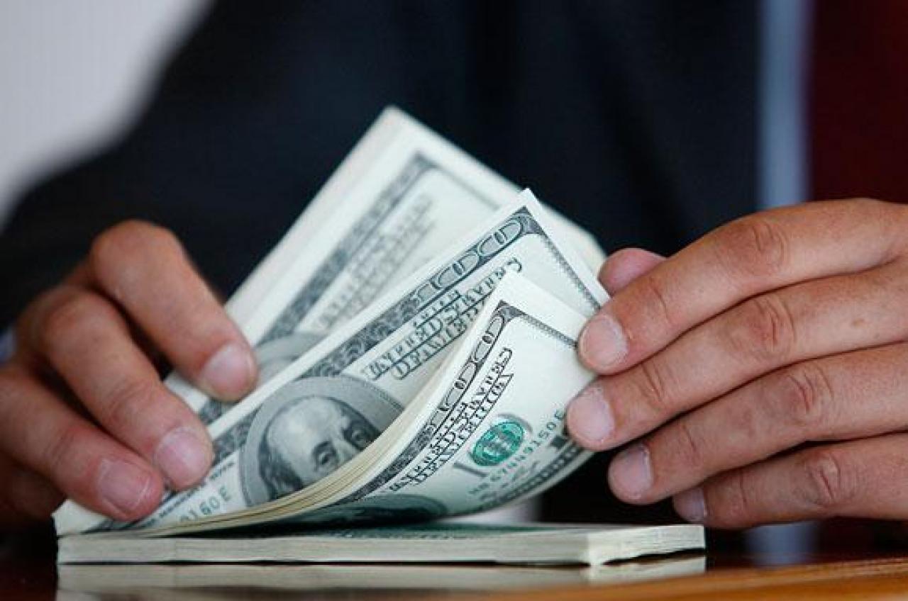 Судитимуть поліцейського, який вимагав у наркодилерки 12 тисяч доларів хабара