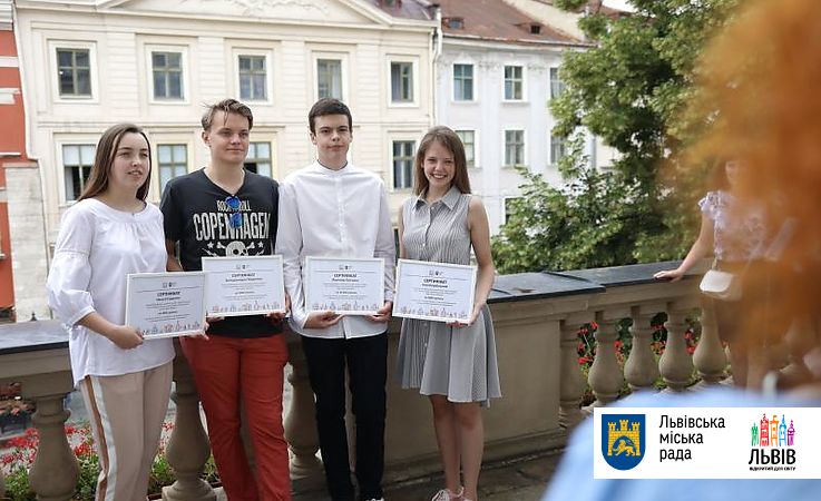 «У Львові народжуються мудрі діти, в яких мудрі батьки»: 31 випускник отримав грошову винагороду