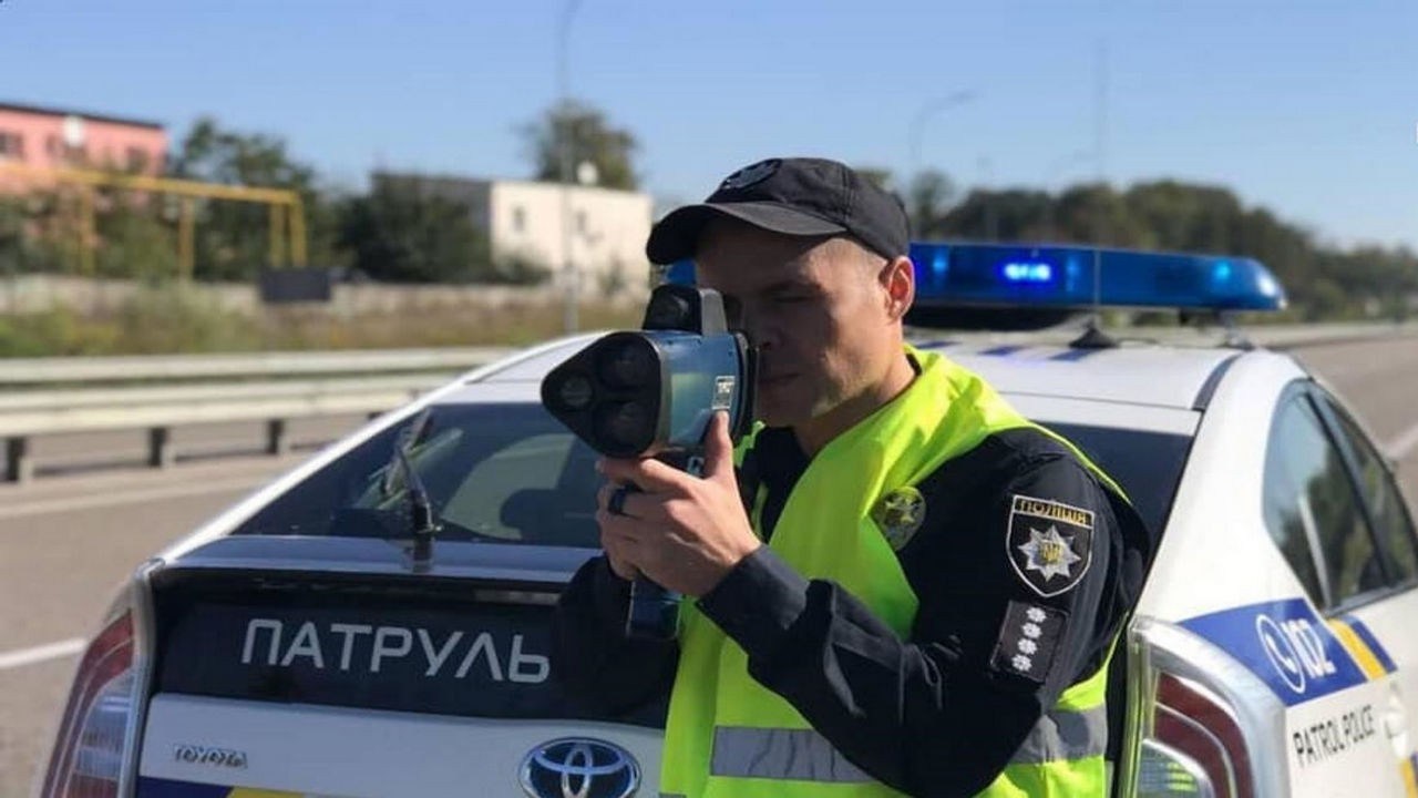 П’яний водій накинувся на службовий автомобіль поліції