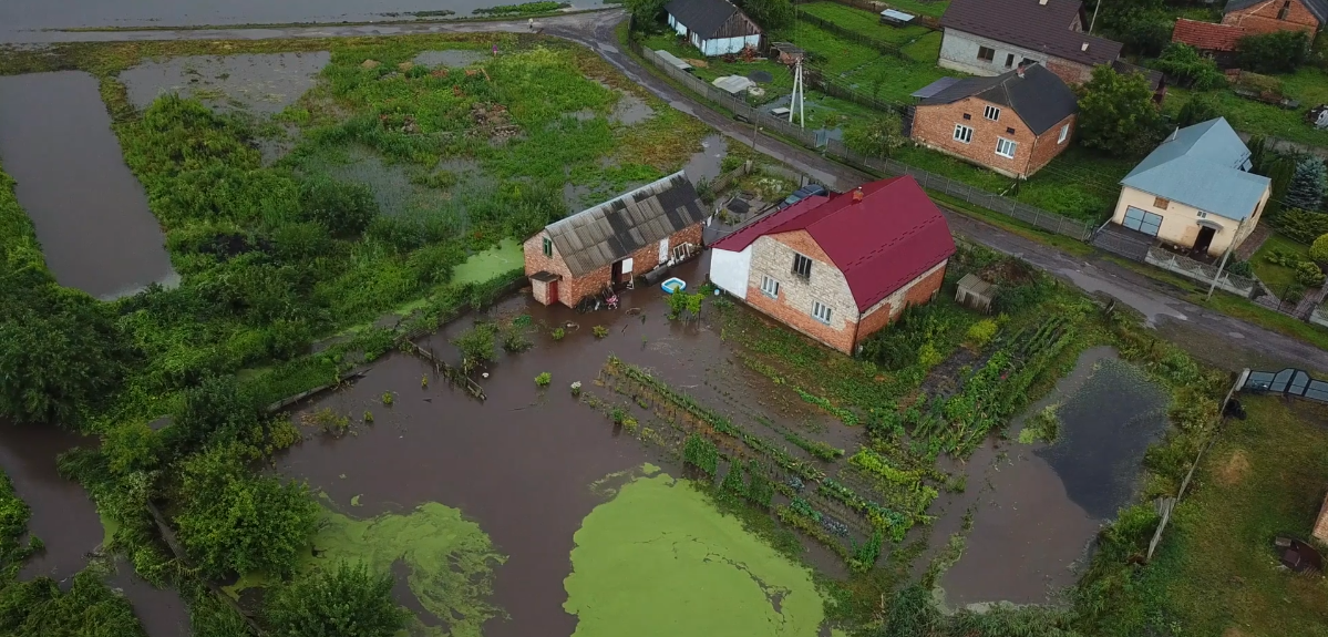 «За годину на футбольному полі ціле озеро утворилося»: на Городоччині підтопило два села