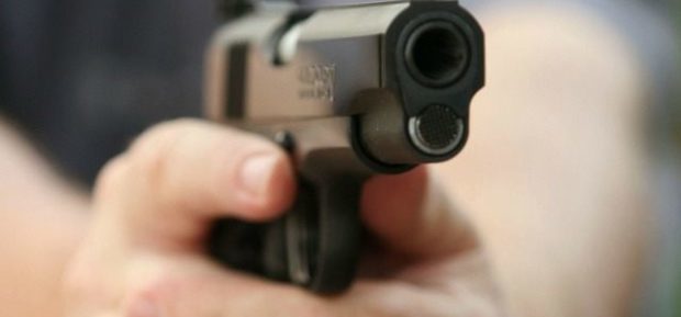 Поліція розшукує чоловіка, який стріляв у львівському магазині (фото)