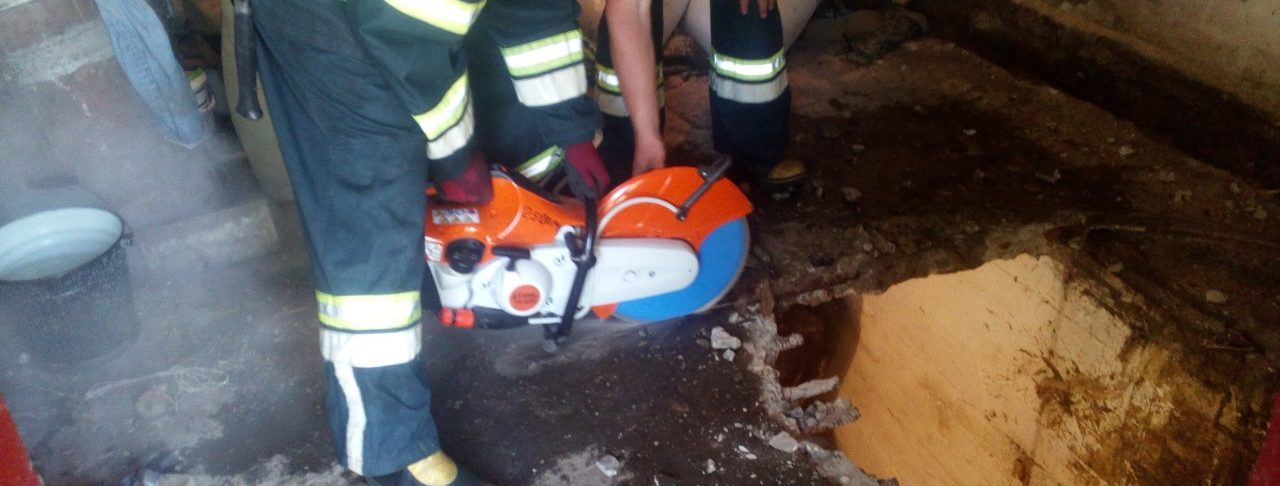 На Пустомитівщині рятувальники три години витягали корову, яка впала у підвал