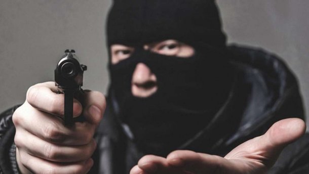 У Львові чоловік у масці пограбував магазин