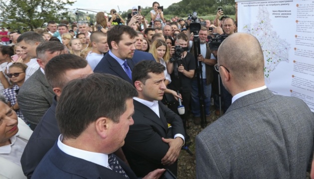 Зеленський «повісив» ремонт дороги за 175 мільйонів на нардепа Іванчука (ВІДЕО)