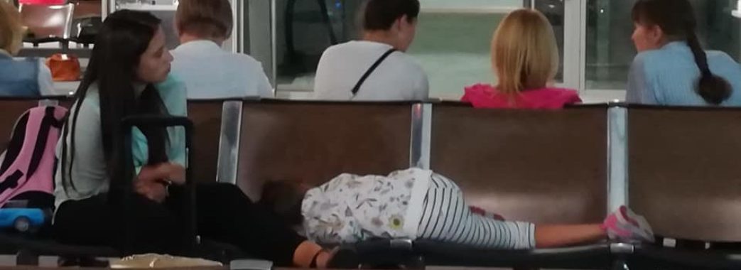 “Люди сплять на лавках та підлозі”: у аеропорту “Львів” затримують рейс
