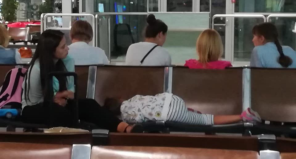 “Люди сплять на лавках та підлозі”: у аеропорту “Львів” затримують рейс