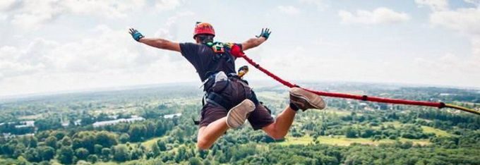 Обірвався трос: двоє туристів з Львівщини травмувались під час роуп-джампінгу в “Буковелі”