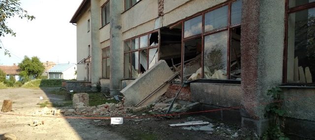 Нещодавно відремонтований народний дім у Керниці залишився без даху
