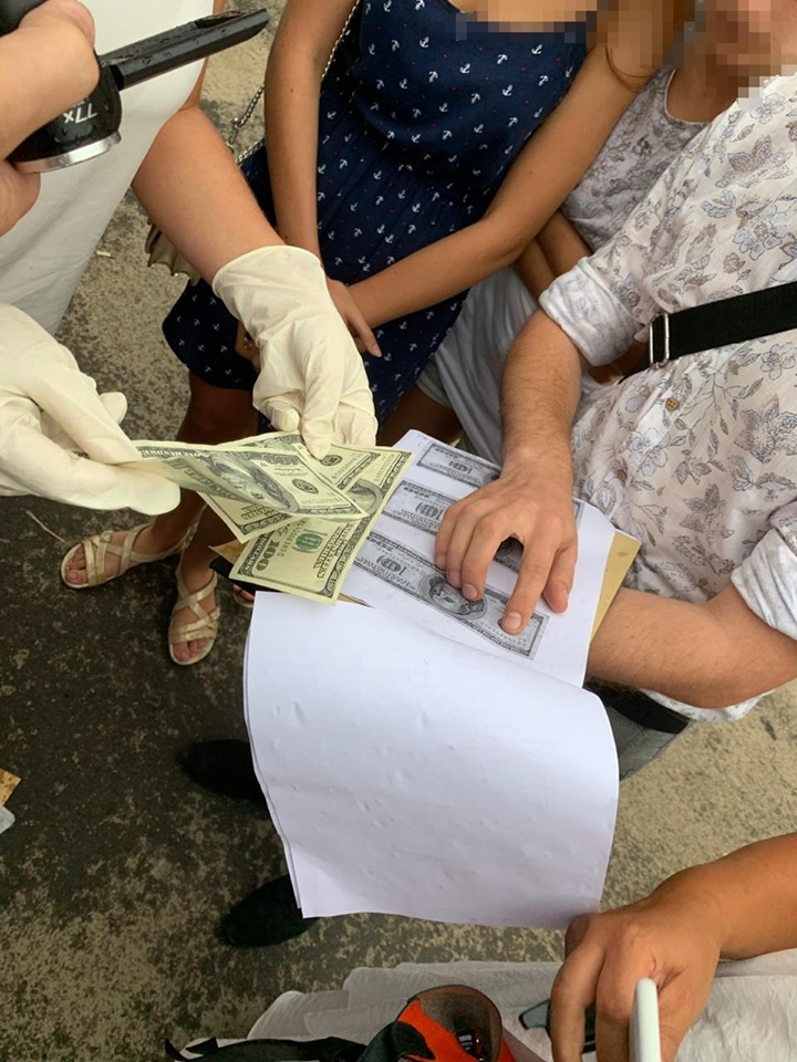 Чиновницю Львівської міськради спіймали на хабарі