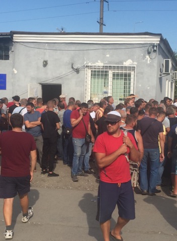 «Як таке може відбуватися у 21 столітті?»: водії-далекобійники по вісім діб живуть у фурах
