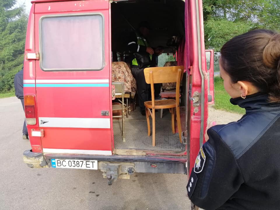 «В разі ДТП була б велика біда»: турківський перевізник садив пасажирів на дерев’яні крісла