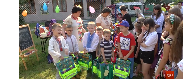 У Львові школярам з малозабезпечених сімей подарували шкільне приладдя