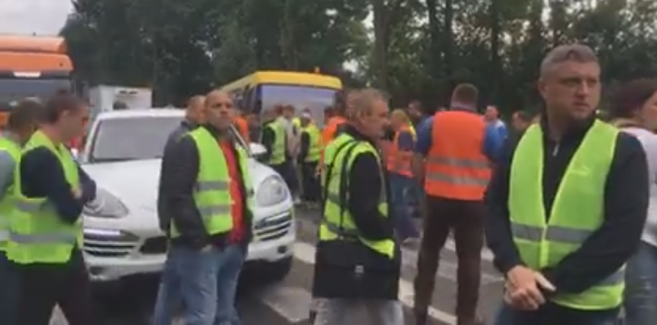 У Кам’янка-Бузькому районі власники фур перекрили трасу (відео)