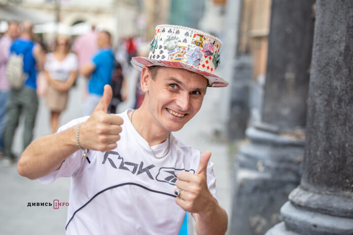 Дрогобичанин Орест Плешівський попри біль заробляє гроші на операцію