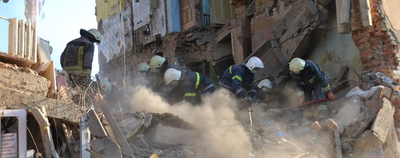 «Біля будинку ходить багато зівак, які розпускають фейки», – дрогобичанин з місця трагедії