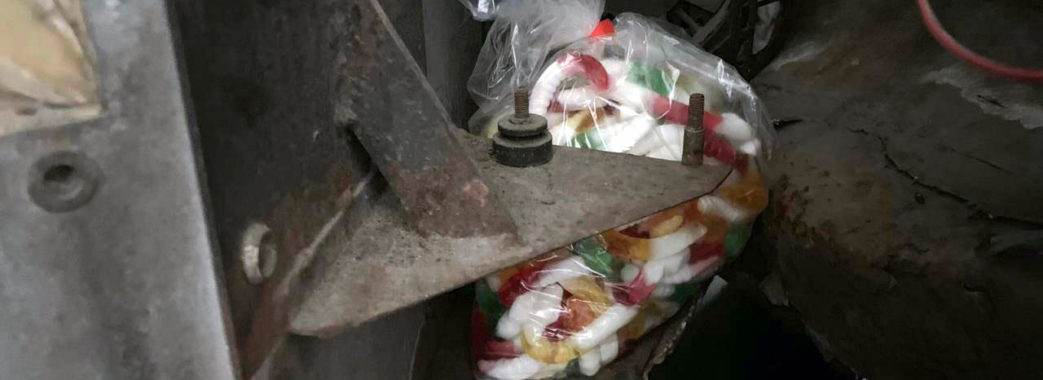 На Мостищині під обшивкою салону міжнародного автобуса знайшли тонну цукерок