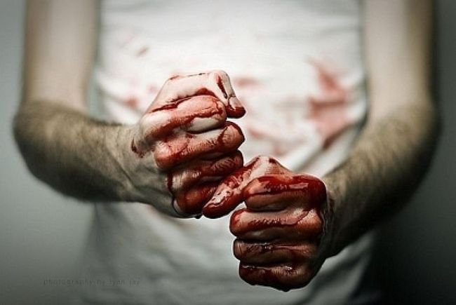 Львів’янин викруткою мало не забив до смерті дружину, тестя та маленьку дитину
