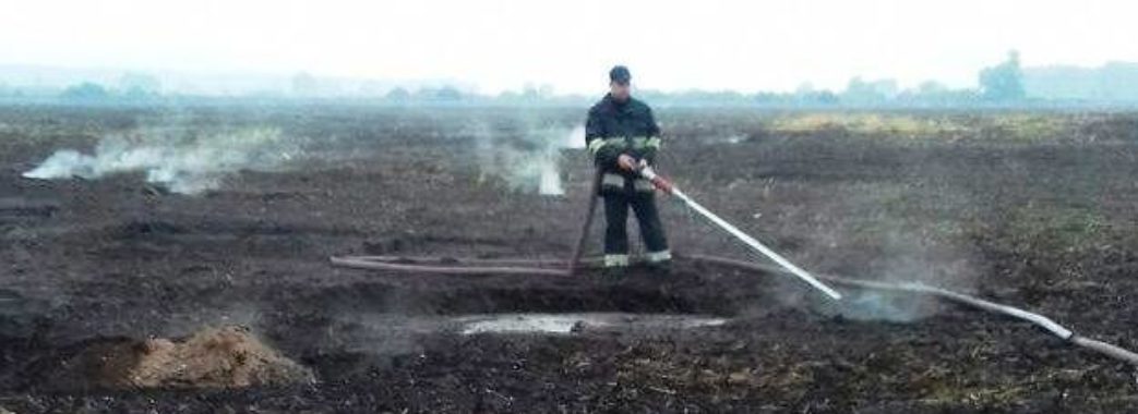 На Пустомитівщині вже 2 тижні горить торф: на місці працює близько сотні рятувальників