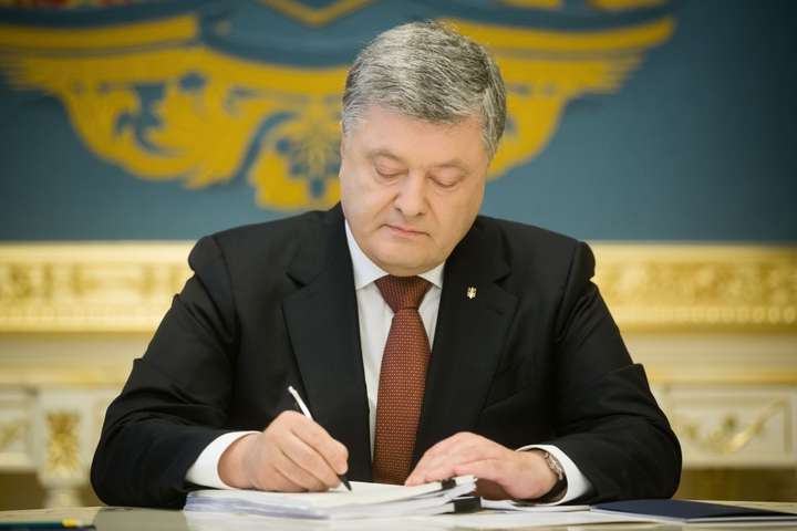 ДБР розслідує дії Порошенка щодо виплат зарплат суддям без посади