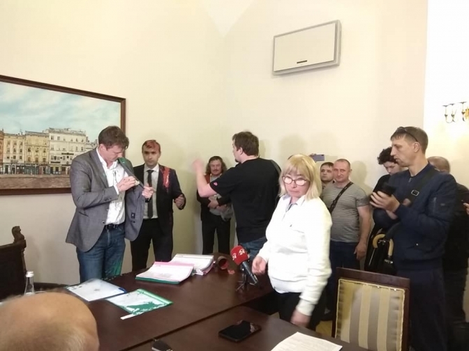 За облитих фарбою львівських депутатів провокатор заплатить штраф