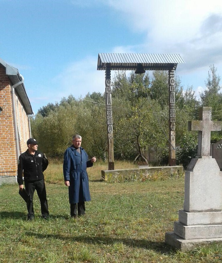 На Бродівщині через конфлікт зі священником жінка розмалювала церкву