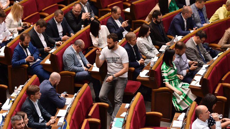 «Хочуть зробити ручних тваринок»: депутати-«слуги» домоглись відкликання законопроекту