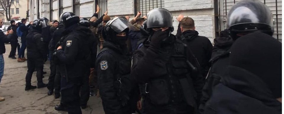 Поліцейські розганяють атовців, які блокують вагони з російським вугіллям (ВІДЕО)