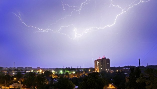 Сьогодні синоптики прогнозують грози та шквали