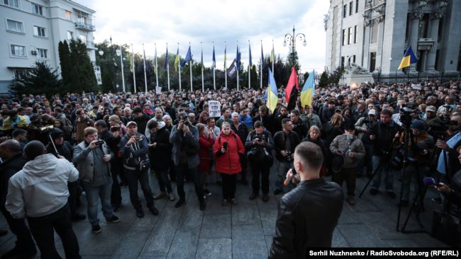 Під офісом Зеленського мітингували з гаслом «Нормандська змова – державна зрада»