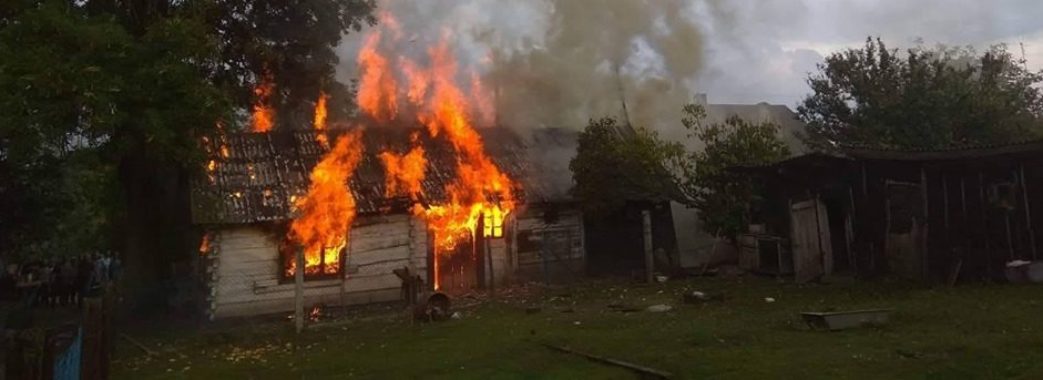 На Сокальщині через удар блискавки загорівся будинок