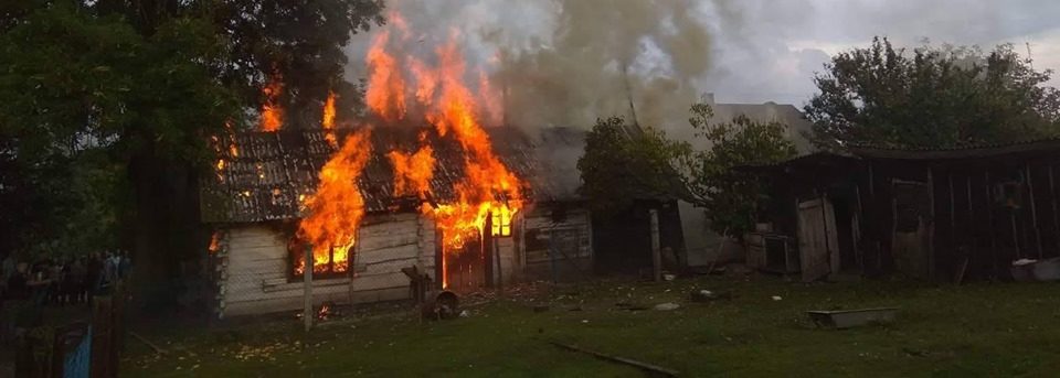 На Сокальщині через удар блискавки загорівся будинок
