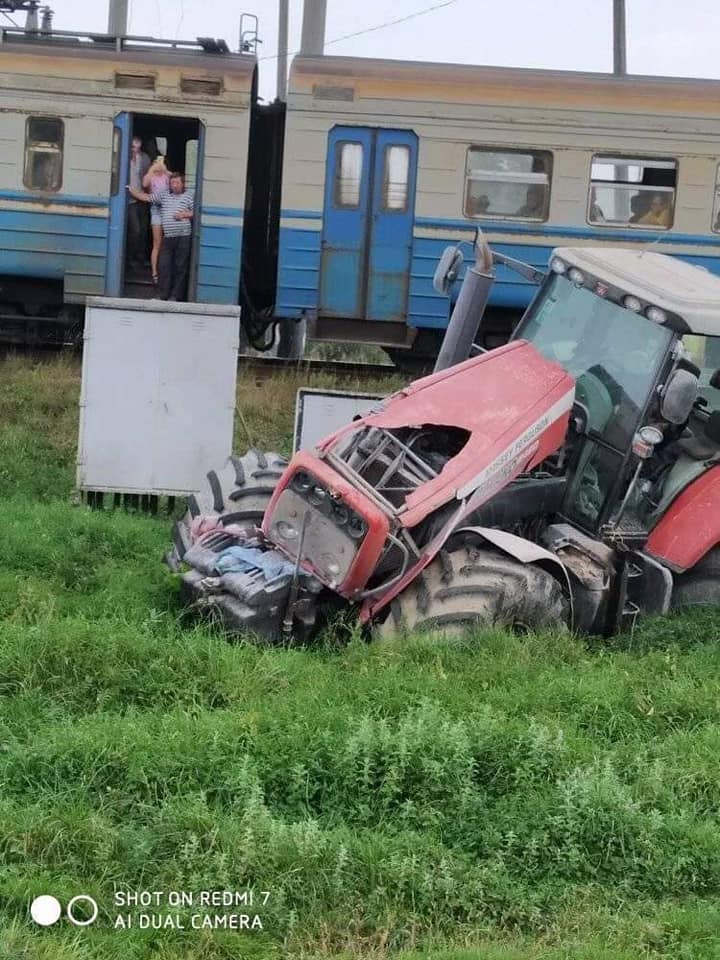На Дрогобиччині потяг в’їхав у трактор через несправні гальма