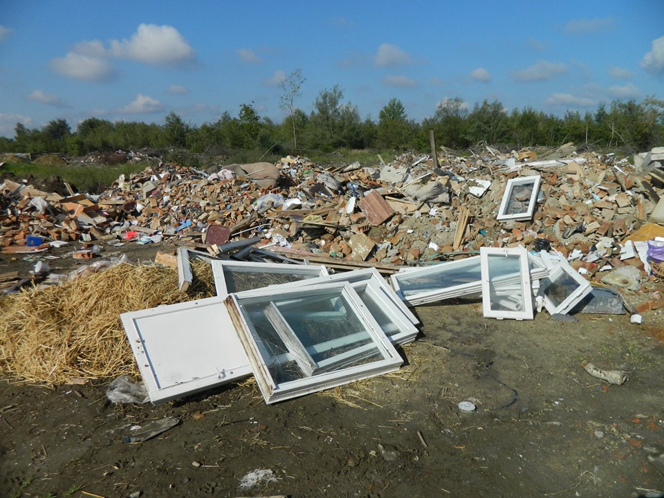 У Дрогобичі мародери розтягують вцілілі речі постраждалих під завалами