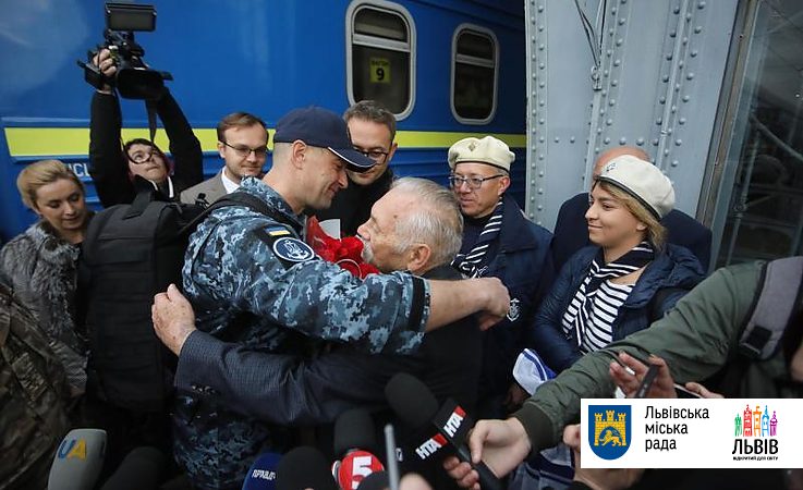 «Ми не зламались»: львів’яни зустріли звільненого з російського полону земляка
