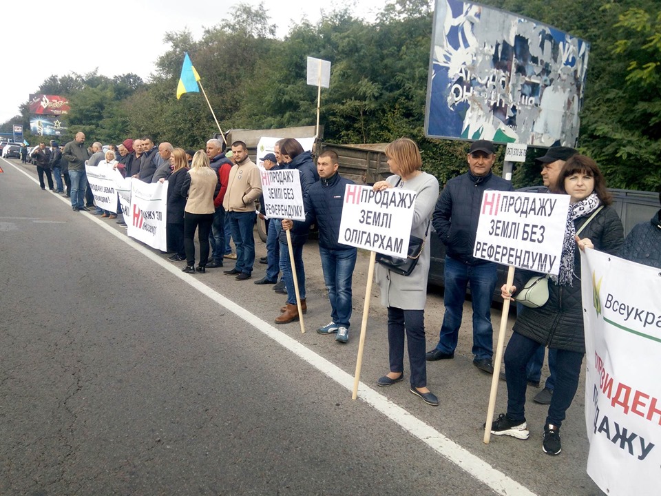 «15 тисяч воїнів загинуло за рідну землю, а її продавати хочуть!»: аграрії Львівщини вийшли на протест (Відео)