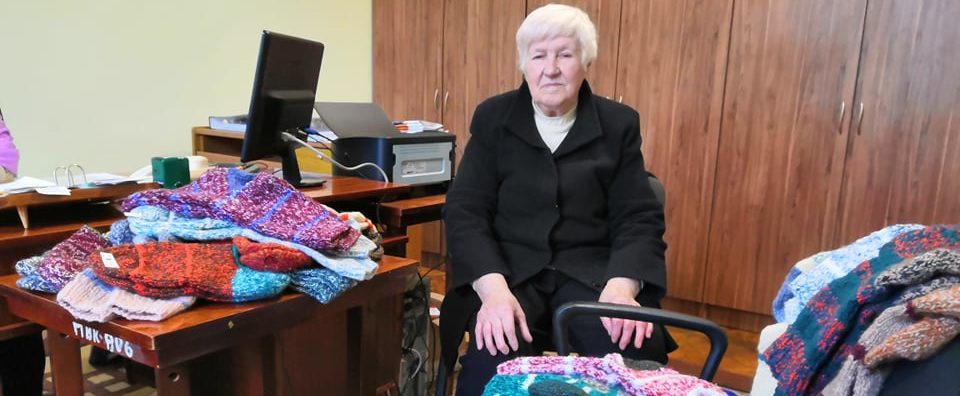 Пенсіонерка з Дробича вив’язала для наших воїнів 380 пар теплих шкарпеток