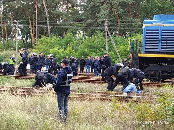 “Поліцейський налетів, дубінкою по спині вдарив”,- постраждала під час вчорашнього конфлікту у Соснівці